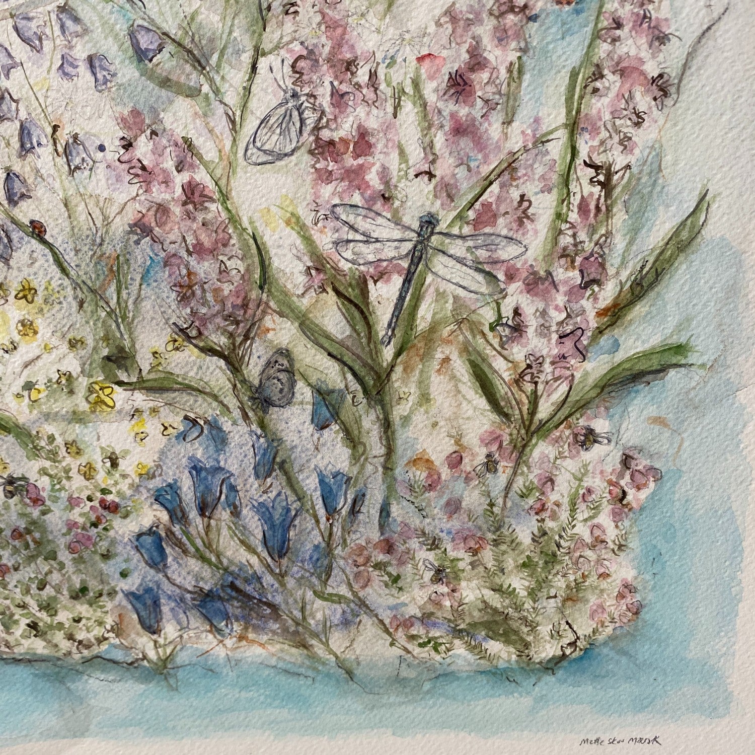 Akvarel med blomster, sommerfugle, bier, humlebier på let blå baggrund.