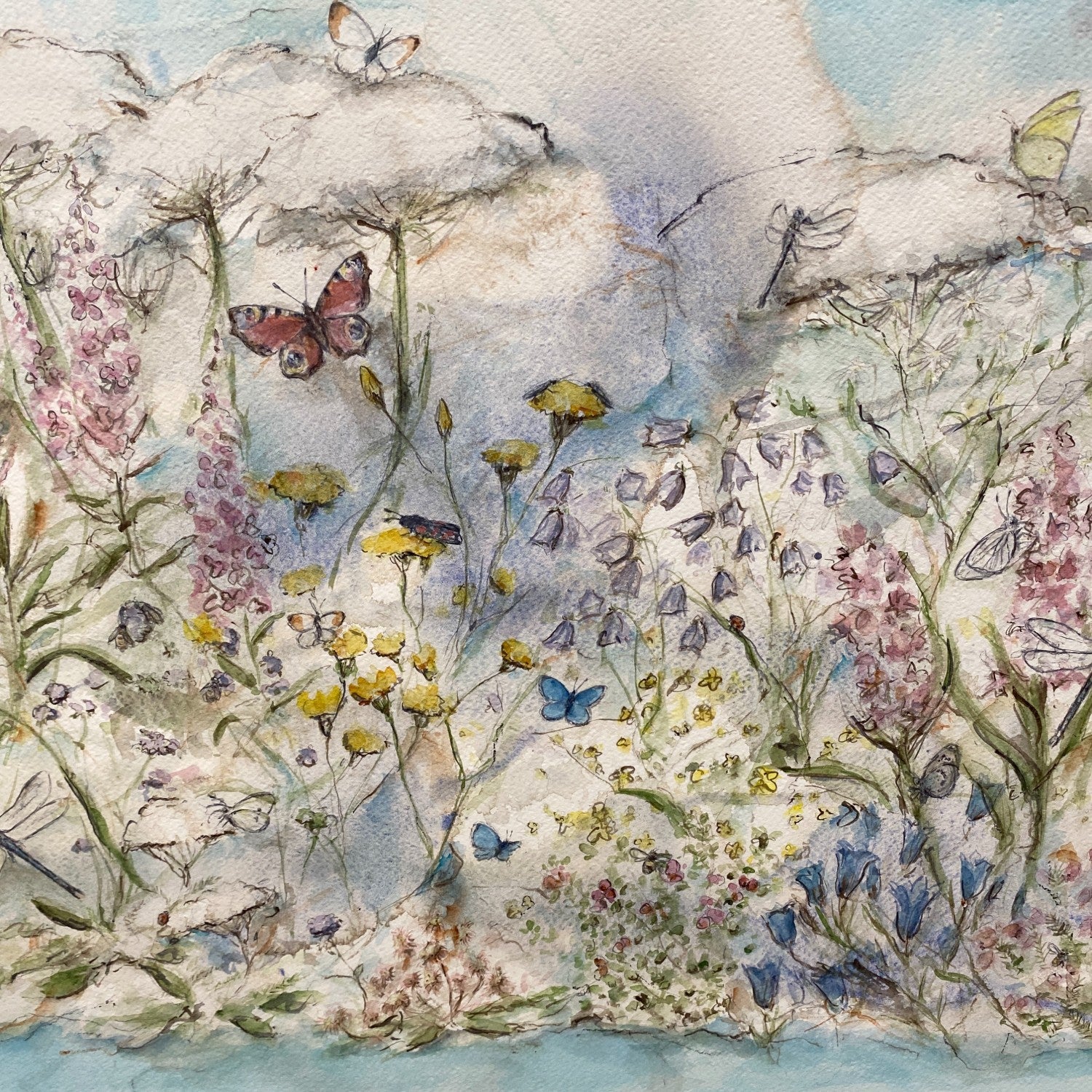 Akvarel med blomster, sommerfugle, bier, humlebier på let blå baggrund.