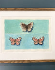 Sommerfugle akvarel med blå baggrund. Sørgekåbe og dagpåfugleøje i egeramme.